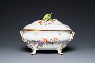 Een Duitse polychrome porseleinen dekselterrine met floraal decor, Ludwigsburg, 18e eeuw