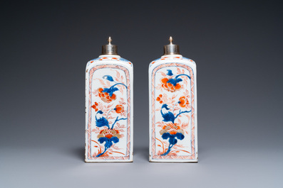 Une paire de bouteilles de forme carr&eacute;e en porcelaine de Chine de style Imari aux couvercles en argent, Kangxi