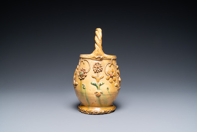 Un pot &agrave; feu en poterie de Torhout, atelier de Willemyns, dat&eacute; 1821