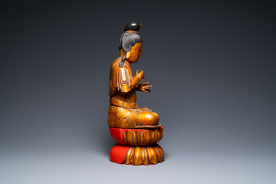 Een grote Vietnamese of Japanse vergulde en gelakte houten Boeddha op lotustroon, 19e eeuw