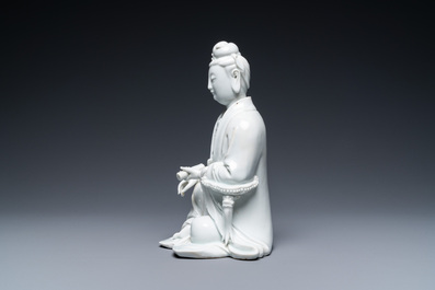 Une figure de Guanyin en porcelaine blanc de Chine de Dehua sur un socle en bois, 19/20&egrave;me
