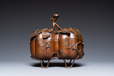 Een Chinese bronzen wierookbrander in de vorm van twee pompoenen, 19e eeuw