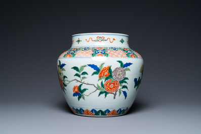 Un vase en porcelaine de Chine wucai &agrave; d&eacute;cor floral, 19&egrave;me