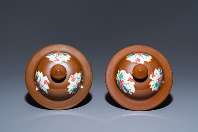 Une paire de vases couverts en porcelaine de Chine famille rose &agrave; fond brun capucin, Qianlong