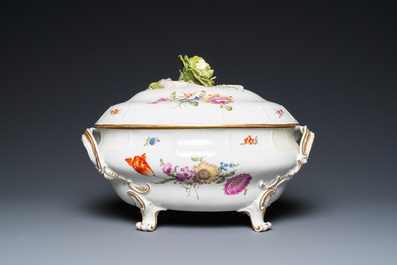 Een Duitse polychrome porseleinen dekselterrine met floraal decor, Ludwigsburg, 18e eeuw