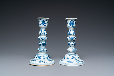 Une paire de bougeoirs en porcelaine de Chine en bleu et blanc, Kangxi
