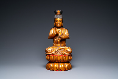 Een grote Vietnamese of Japanse vergulde en gelakte houten Boeddha op lotustroon, 19e eeuw