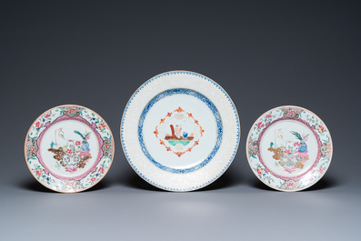 Une paire d'assiettes en porcelaine de Chine famille rose et un plat bianco sopra bianco, Qianlong