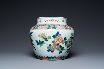 Un vase en porcelaine de Chine wucai &agrave; d&eacute;cor floral, 19&egrave;me