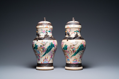 Deux vases couverts en porcelaine de Chine dite 'de Nankin', marque de Chenghua, 19&egrave;me