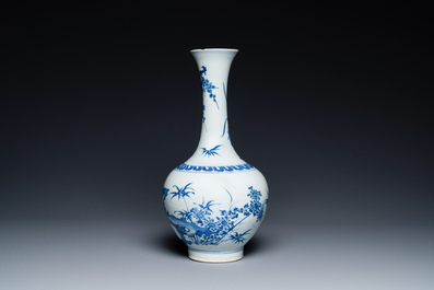 Un vase de forme bouteille en porcelaine de Chine en bleu et blanc &agrave; d&eacute;cor d'un tigre et deux papillons, &eacute;poque Transition