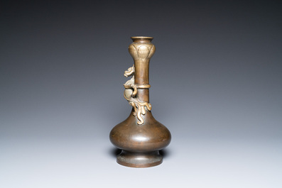 Een Chinese bronzen 'hu' vaas met knoflookhals, Qianlong merk en periode