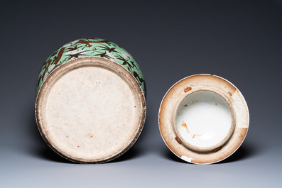 Un grand vase couvert en porcelaine de Chine 'Dayazhai' &agrave; fond vert, 19&egrave;me