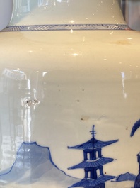 Un vase de forme rouleau en porcelaine de Chine en bleu et blanc &agrave; d&eacute;cor de personnages dans un paysage montagneux, Kangxi