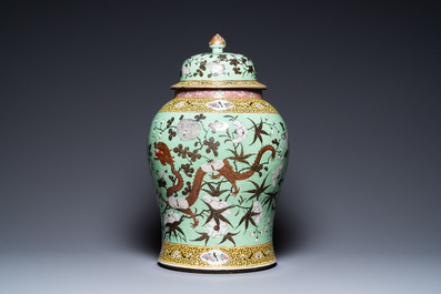 Un grand vase couvert en porcelaine de Chine 'Dayazhai' &agrave; fond vert, 19&egrave;me