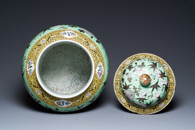 Un grand vase couvert en porcelaine de Chine 'Dayazhai' &agrave; fond vert, 19&egrave;me