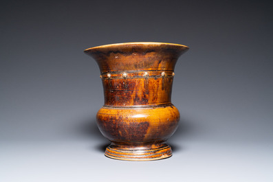 Un grand vase de forme 'zhadou' en gr&egrave;s &eacute;maill&eacute; brun, Vietnam, Dynastie Trần