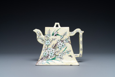 A Chinese verte biscuit yellow-ground teapot and cover, 19th C.