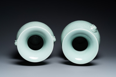 Een paar Chinese monochrome celadon vazen met onderglazuur decor op houten sokkels, Qianlong merk, 18/19e eeuw