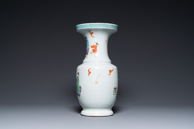 Un vase en porcelaine de Chine famille rose &agrave; d&eacute;cor d'immortels, Yongzheng