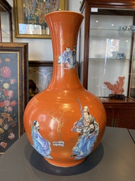 Een Chinese flesvormige famille rose vaas met koraalrode fondkleur, Guangxu merk en periode
