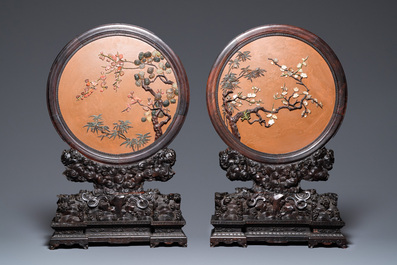 Une paire d'&eacute;crans de table en bois aux m&eacute;daillons orn&eacute; de pierre &agrave; savon et d'os, Chine, 18/19&egrave;me