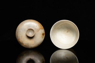 A Chinese hardstone gaiwan and cover, 18/19th C.