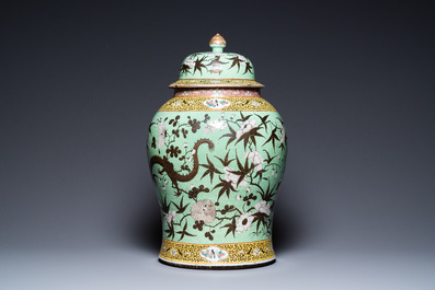 Un grand vase couvert en porcelaine de Chine 'Dayazhai' &agrave; fond vert, 19&egrave;me
