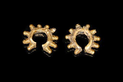 Trois boucles d'oreilles en or, Vietnam, Champa, 14&egrave;me et une paire en bronze dor&eacute;, Chine, 18/19&egrave;me