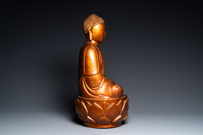 Une grande figure de Bouddha en bois laqu&eacute; et dor&eacute;, Vietnam, 19&egrave;me