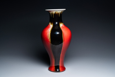 Un vase de forme balustre en porcelaine de Chine &agrave; &eacute;mail flamb&eacute;, 19/20&egrave;me