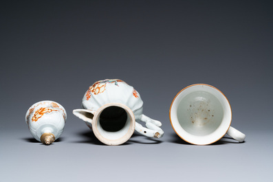 A Chinese famille rose coffee pot, a mug and an oval dish, Qianlong