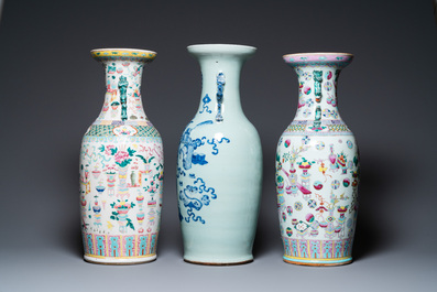 Twee Chinese famille rose vazen en een blauw-witte celadon vaas met antiquiteiten, 19e eeuw