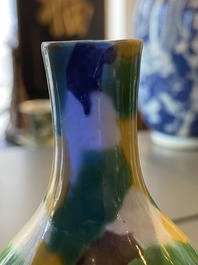 Un vase de forme double gourde en porcelaine de Chine &agrave; &eacute;mail sancai, Kangxi
