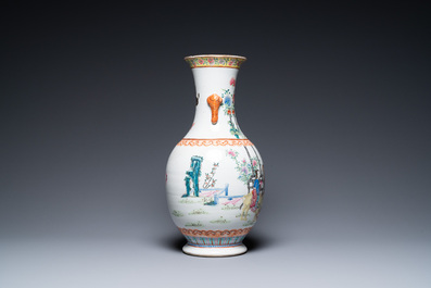 Un vase en porcelaine de Chine famille rose figurant un chariot tir&eacute; par un cerf, 19&egrave;me