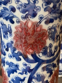 Een Chinese blauw-witte en koperrode 'gu' vaas met lotusslingers, Kangxi