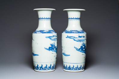 Een paar Chinese blauw-witte vazen, 19e eeuw