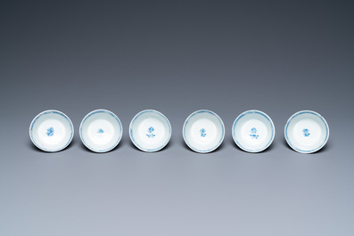 Six tasses et soucoupes en porcelaine de Chine en bleu et blanc et six tasses et cinq soucoupes en famille rose, Kangxi/Qianlong