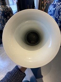 Un vase de forme 'gu' en porcelaine de Chine en bleu, blanc et rouge de cuivre, Kangxi