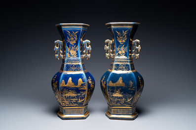 Une paire de vases en porcelaine de Chine en bleu monochrome &agrave; d&eacute;cor dor&eacute;, Qianlong