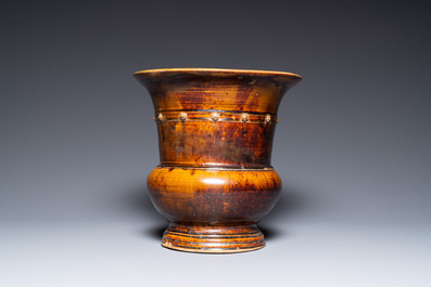 Un grand vase de forme 'zhadou' en gr&egrave;s &eacute;maill&eacute; brun, Vietnam, Dynastie Trần