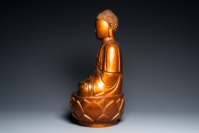 Een grote Vietnamese goudgelakte houten figuur van Boeddha, 19e eeuw
