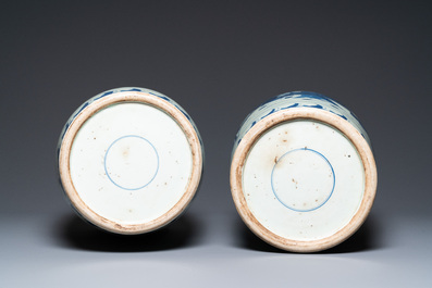 Une paire de vases en porcelaine de Chine en bleu et blanc, 19&egrave;me