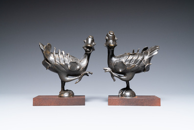 Une paire de br&ucirc;le-parfums en forme de canards mandarins en bronze, Chine, Ming
