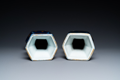 Une paire de vases en porcelaine de Chine en bleu monochrome &agrave; d&eacute;cor dor&eacute;, Qianlong