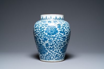 Een Chinese blauw-witte vaas met pioenslingers, Kangxi