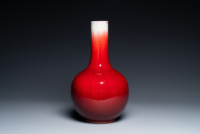 Un vase de forme bouteille en porcelaine de Chine &agrave; &eacute;mail langyao, 19/20&egrave;me