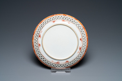 Une assiette en porcelaine de Chine famille rose &agrave; bordure ajour&eacute;e, Yongzheng