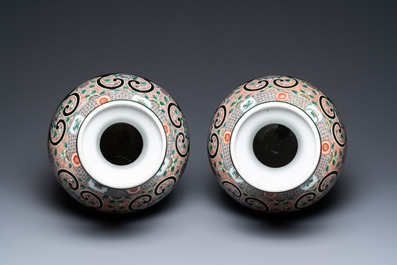Une paire de vases en porcelaine de Chine famille noire, 19&egrave;me