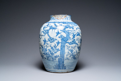 Een grote Chinese blauw-witte 'Drie vrienden van de winter' vaas, Ming